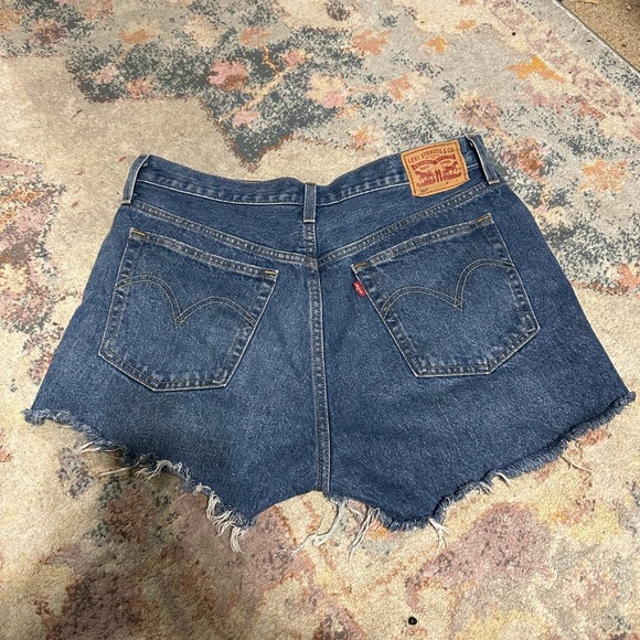 Levi’s dark wash high waisted 501 shorts size 31 - Picture 2 of 3